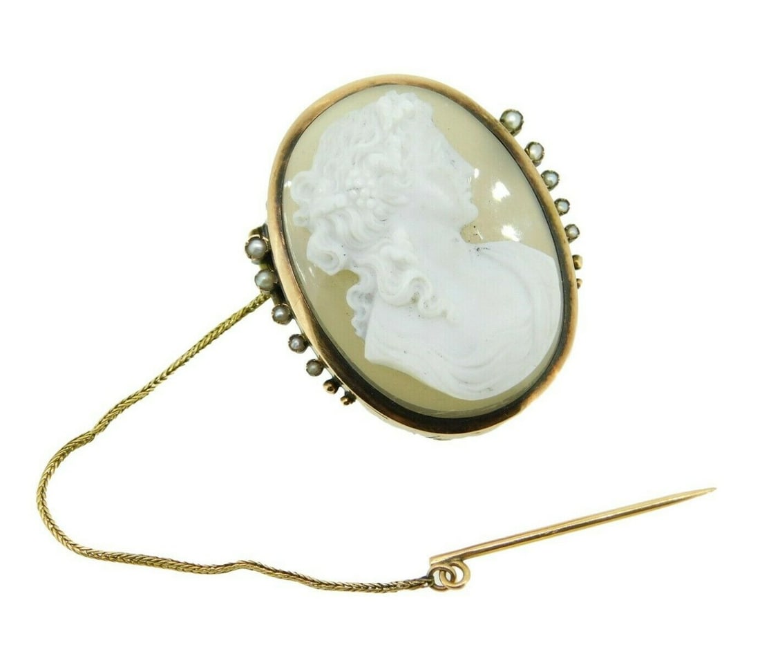 Victorian 14k Rose Gold Cameo Brooch with Seed Pearls: Victorian 14k Rose Gold Cameo Brooch with Seed Pearls This exquisite Victorian brooch showcases a stunning gray and white agate cameo, meticulously carved in high relief. Crafted from 14k rose gold, i