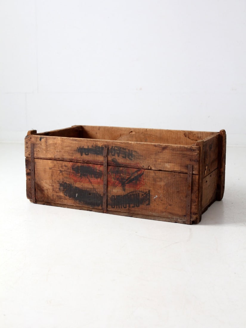 Antique Reading Hardware Co Vintage Wood Shipping Crate 30.5 x 18 x 12.5: Antique Reading Hardware Co Vintage Wood Shipping Crate 30.5 x 18 x 12.5 This early 20th-century wooden shipping crate, crafted by the Reading Hardware Company of Reading, Pennsylvania, showcases auth
