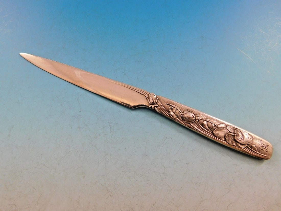 Tiffany & Co. Vine Sterling Silver Fruit Knife Set 12 Pieces Serrated Original Box: Tiffany & Co. Vine Sterling Silver Fruit Knife Set 12 Pieces Serrated Original Box Discover the elegance of the "Vine" pattern by Tiffany & Co. with this exquisite sterling silver fruit knife set. Thi