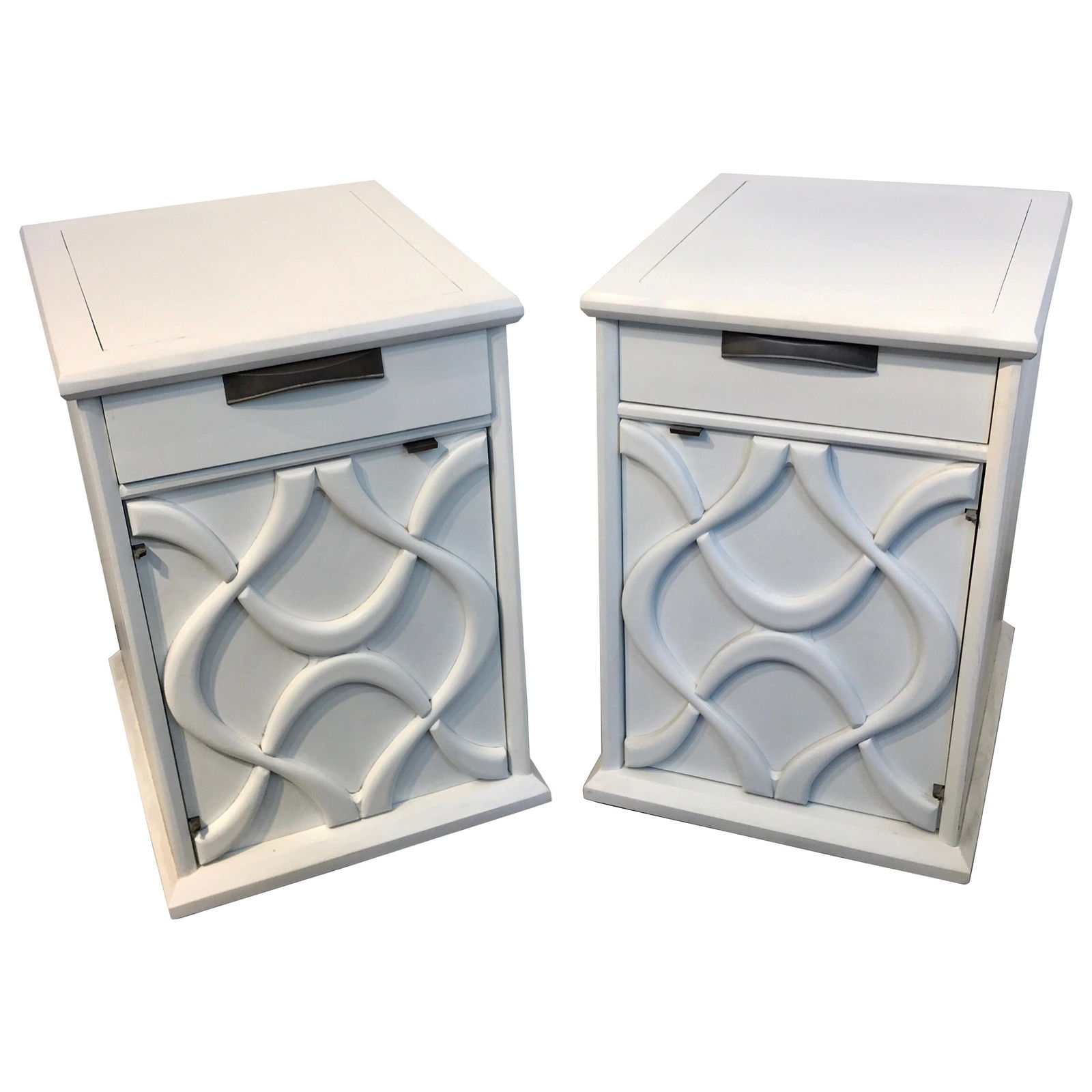 Set of 2 Modernage White Lacquered Mid-Century Nightstands: Set of 2 Modernage White Lacquered Mid-Century Nightstands This stunning pair of Mid-Century Modern nightstands showcases the elegant and sculptural design characteristic of the 1960s. Each nightstand
