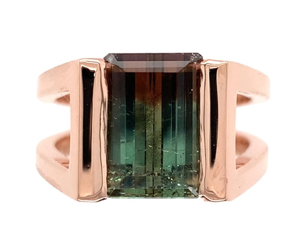 Harry Roa 14k Rose Gold Bi-Color Tourmaline Ring Size 7.25: Harry Roa 14k Rose Gold Bi-Color Tourmaline Ring Size 7.25 This exquisite 14k rose gold ring features a stunning emerald cut bi-color tourmaline, showcasing a beautiful gradient from mint green to pea