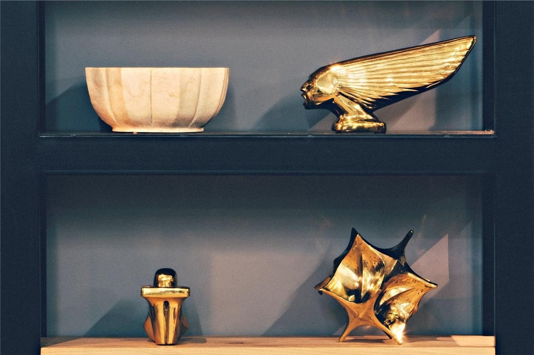 Noir Maude Neo-Classical Revival Brass Centerpiece Sculpture: Noir Maude Neo-Classical Revival Brass Centerpiece Sculpture Introducing the Elegant Brass Maude Centerpiece Sculpture, a stunning piece crafted in a neo-classical revival style. This sculpture featur