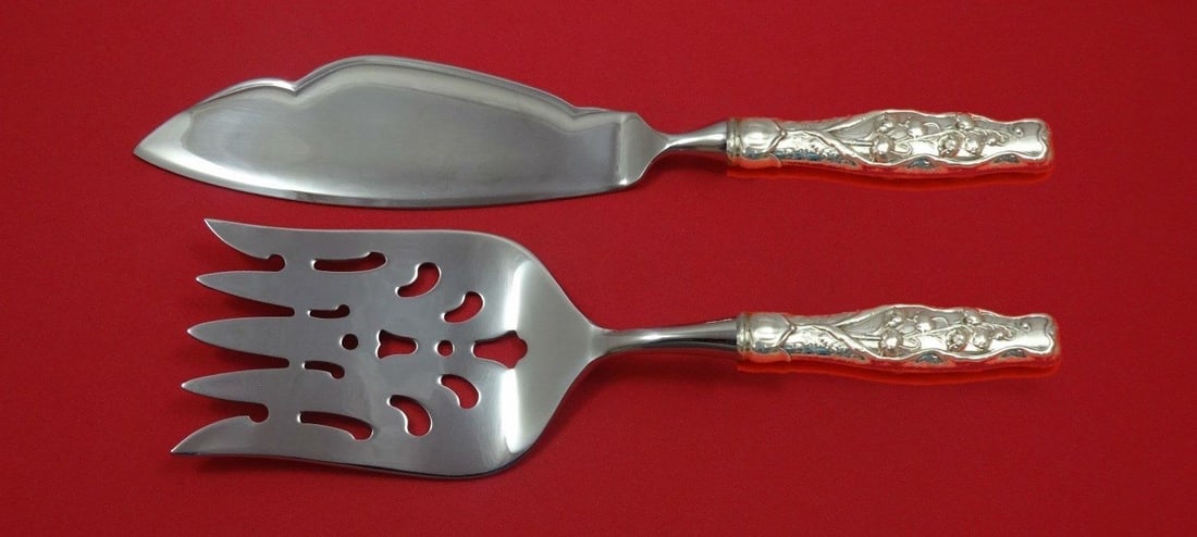 Whiting Lily of the Valley Sterling Silver Fish Serving Set 2 Pieces: Whiting Lily of the Valley Sterling Silver Fish Serving Set 2 Pieces Enhance your dining experience with this exquisite 2-piece serving set from Whiting, featuring the elegant "Lily of the Valley" pat