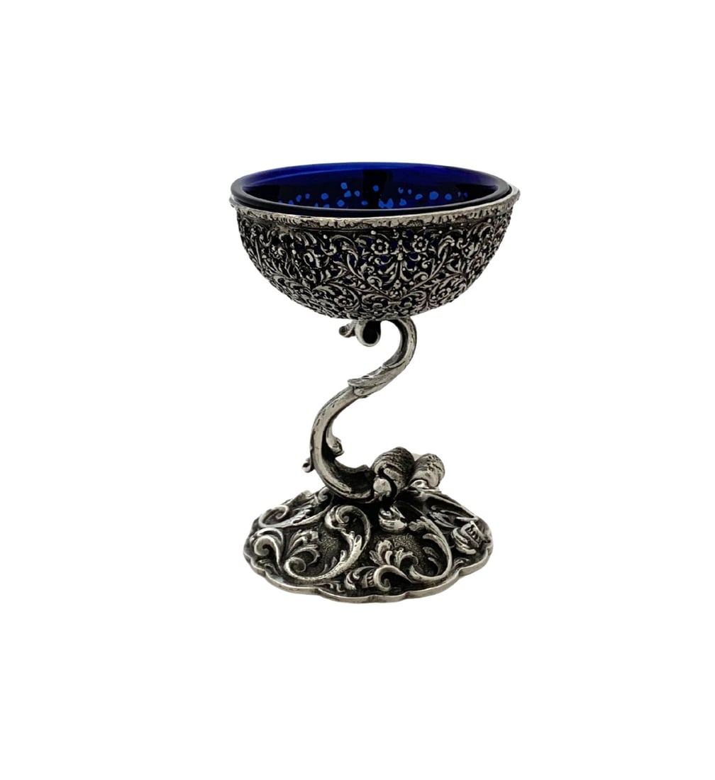 Italian 925 Sterling Silver Barocco Lace Blue Glass Salt Holder: Italian 925 Sterling Silver Barocco Lace Blue Glass Salt Holder This exquisite salt holder is crafted from fine Italian 925 sterling silver, featuring stunning handmade barocco lace ornate designs. Th