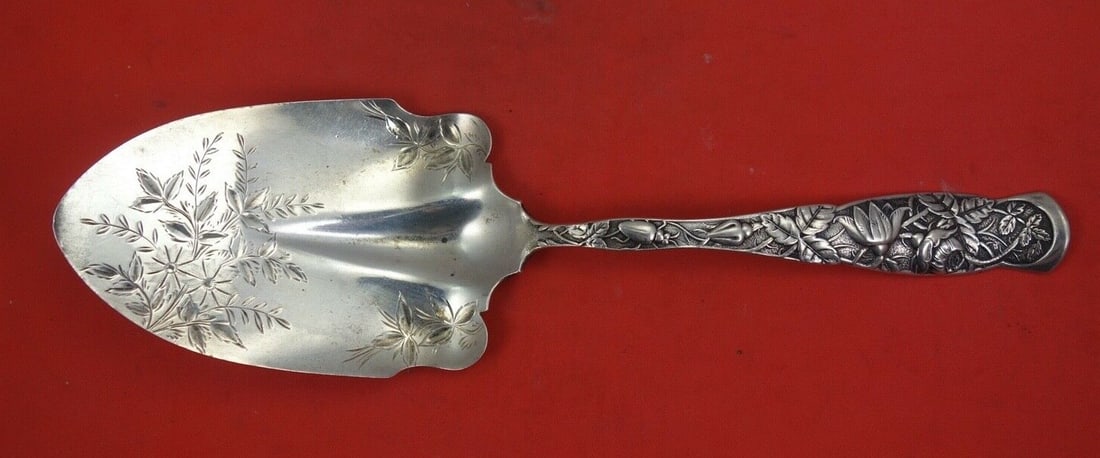 Knowles Rose Bug Sterling Silver Pastry Server Brite-Cut 8.5 inches: Knowles Rose Bug Sterling Silver Pastry Server Brite-Cut 8.5 inches This exquisite pastry server, known as 'Rose aka Bug,' is crafted from sterling silver by Knowles. Featuring a beautiful brite-cut d