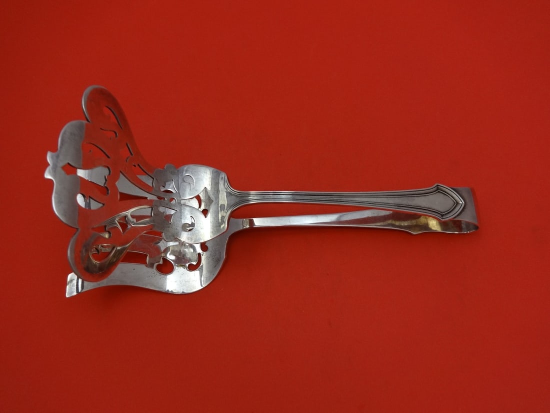 Durgin Essex Sterling Silver Asparagus Tong 8 3/4 Inch: Durgin Essex Sterling Silver Asparagus Tong 8 3/4 Inch This exquisite asparagus tong from the Essex pattern by Durgin is crafted from high-quality sterling silver, measuring 8 3/4 inches in length.