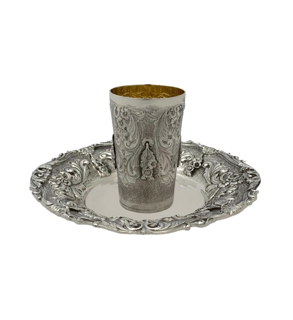 Handmade Italian 925 Sterling Silver Floral Leaf Cup & Tray: Handmade Italian 925 Sterling Silver Floral Leaf Cup & Tray Experience the elegance of this exquisite handmade cup and tray set crafted from fine Italian 925 sterling silver. This stunning duo feature