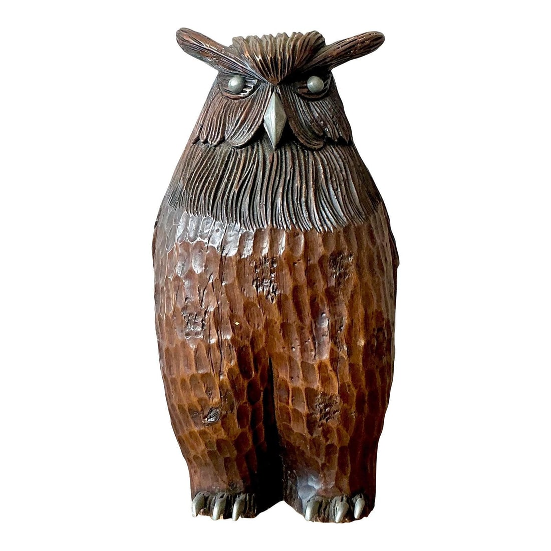 Hand-Carved Mixed Media Wood and Metal Owl Sculpture Folk Art: Hand-Carved Mixed Media Wood and Metal Owl Sculpture Folk Art This vintage hand-carved wooden owl sculpture exemplifies 1970s folk art with its deeply chiseled feather-like detailing and rich, dark-st