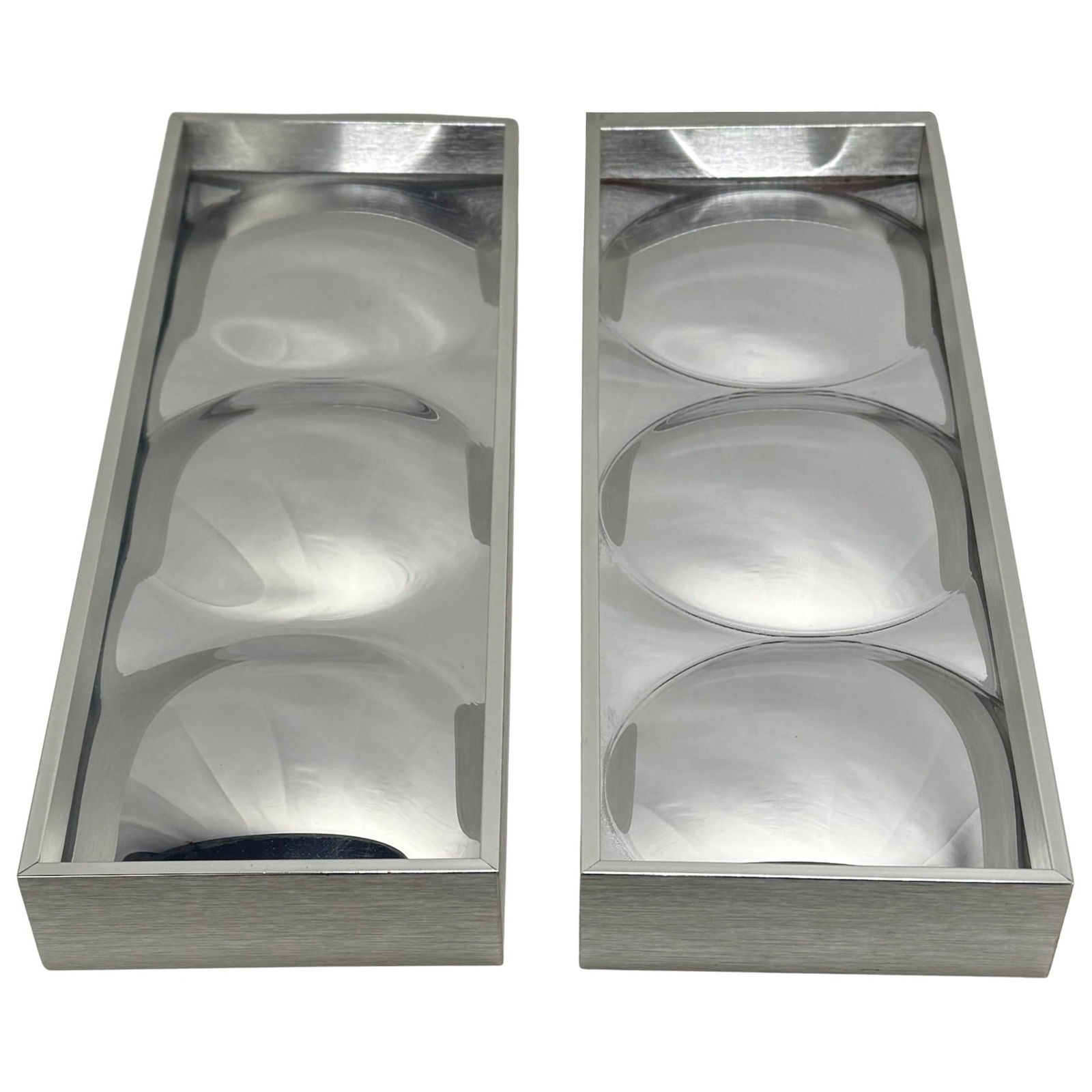 Set of 2 Turner Mid-Century Modern Convex Wall Mirrors 1970s: Set of 2 Turner Mid-Century Modern Convex Wall Mirrors 1970s This set includes two Mid-Century Modern wall mirrors from the 1970s, designed by Turner Manufacturing Co. Each mirror features a convex ci