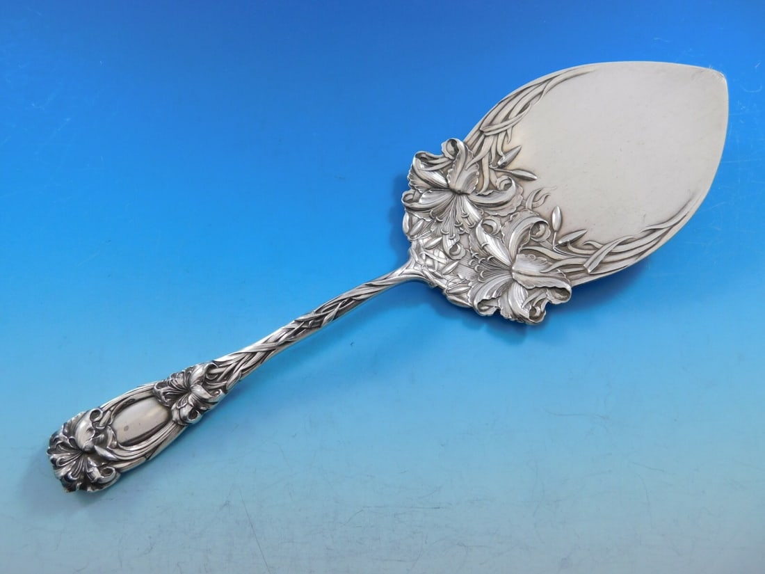 Durgin Sterling Silver New Art Pie Server 10 1/4 Vintage Floral Design: Durgin Sterling Silver New Art Pie Server 10 1/4 Vintage Floral Design This exquisite pie server from Durgin is crafted from high-quality sterling silver and features the elegant "New Art" pattern, in
