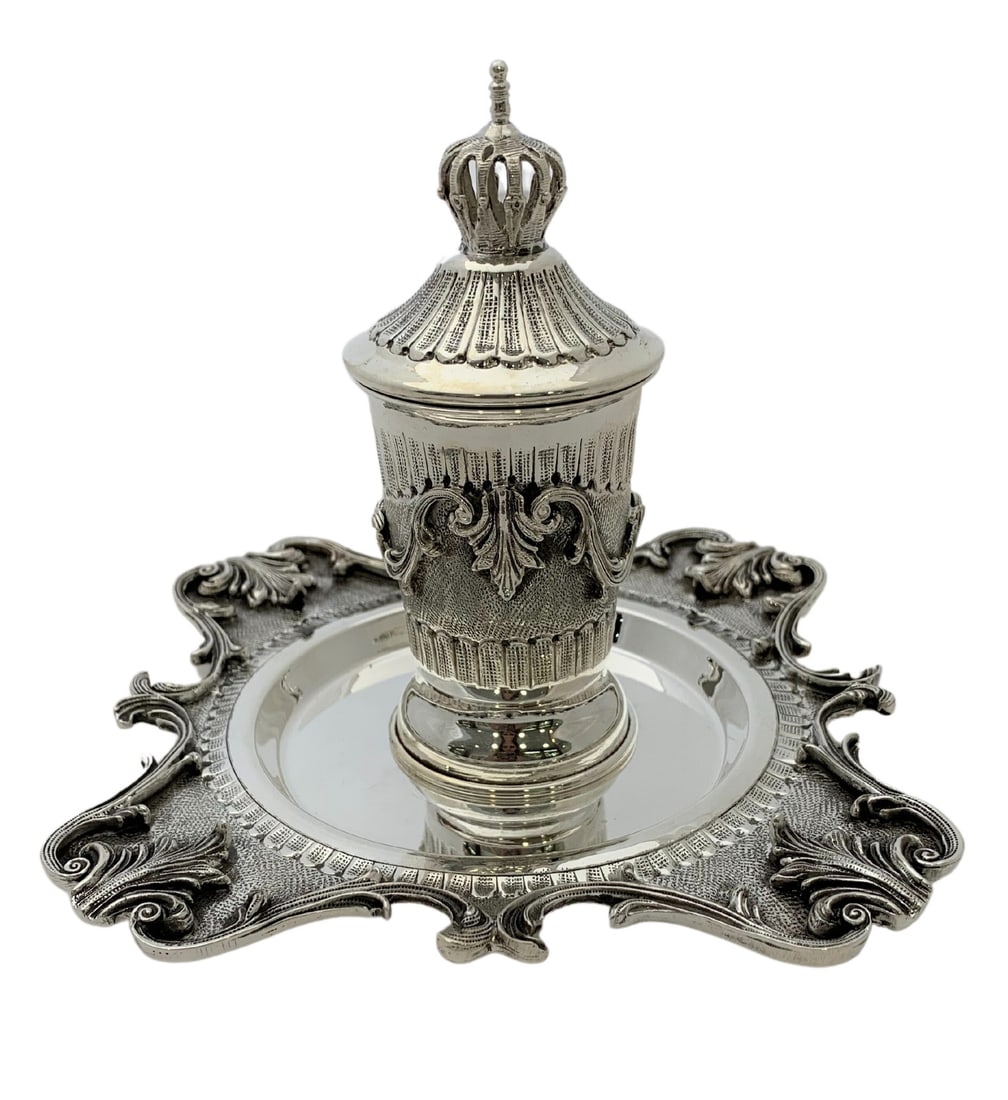 925 Sterling Silver Handmade Leaf Crown Liquor Cup and Tray Set: 925 Sterling Silver Handmade Leaf Crown Liquor Cup and Tray Set This exquisite liquor cup and tray set is crafted from fine 925 sterling silver, showcasing a combination of matte and shiny finishes. T