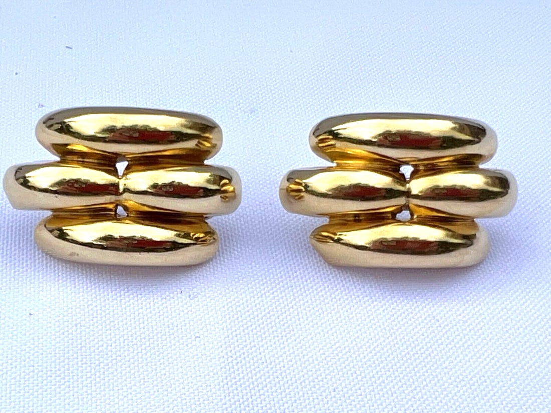 Molina 18K Gold Stud Earrings Handmade in Italy: Molina 18K Gold Stud Earrings Handmade in Italy Discover the elegance of these exquisite 18K yellow gold earrings by Molina & Co., crafted in Italy. These stunning stud earrings feature a remarkable d