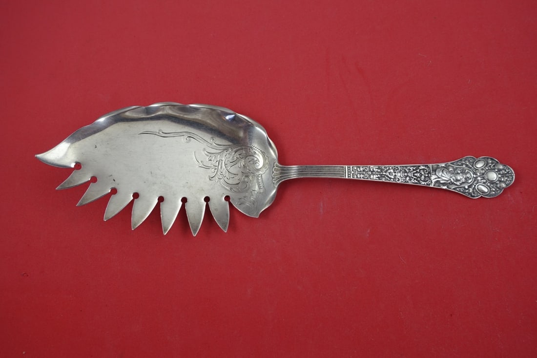 Gorham Medici Old Sterling Silver Macaroni Server 10": Gorham Medici Old Sterling Silver Macaroni Server 10" Introducing the exquisite Medici Old Macaroni Server by Gorham, a stunning example of craftsmanship from the late 19th century. This serving piece