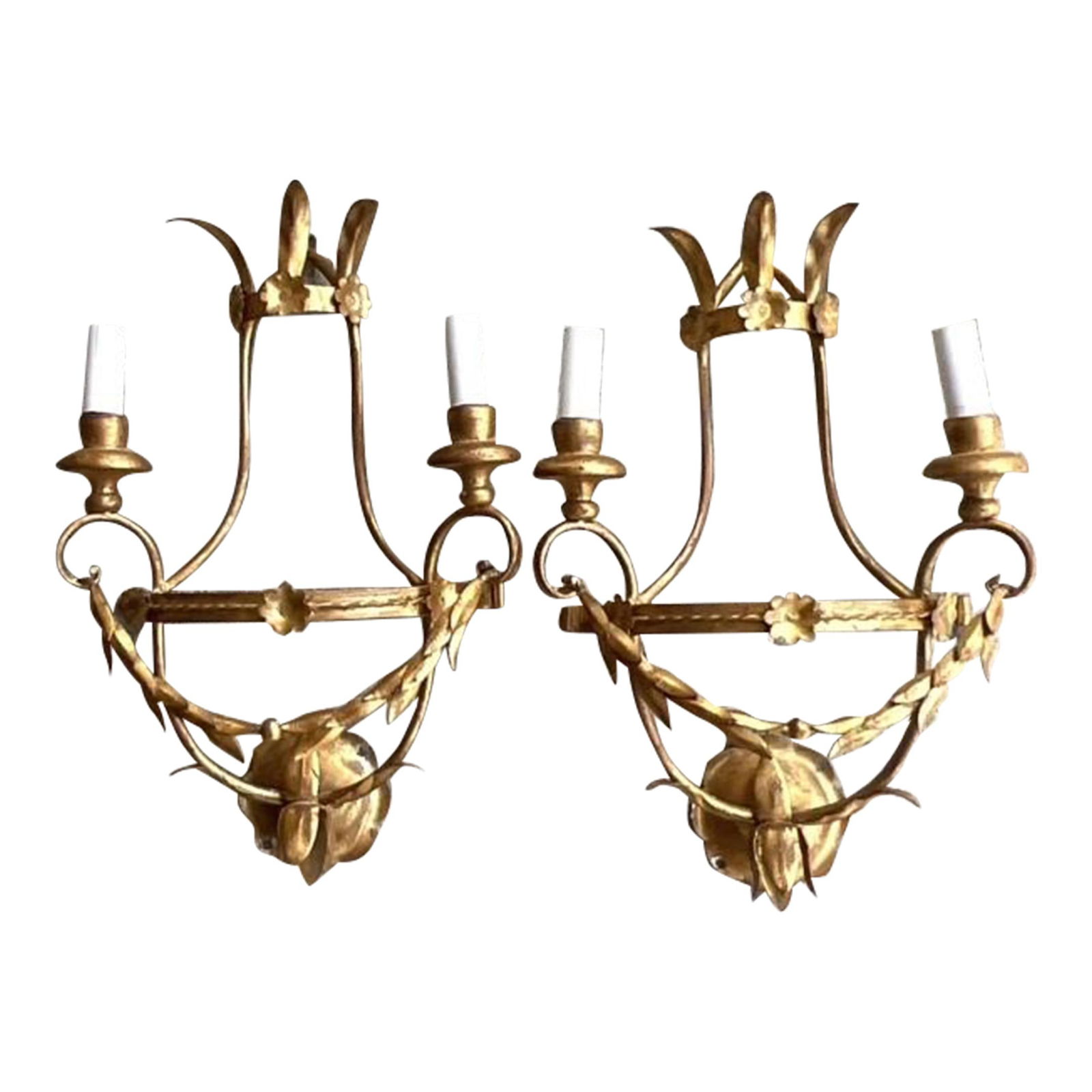 Elegant Vintage Regency Gold Gilt Swag Sconces Pair: Elegant Vintage Regency Gold Gilt Swag Sconces Pair Enhance your living space with this exquisite pair of Vintage Regency gilt swag sconces. These sconces showcase a classic American Regency design, r