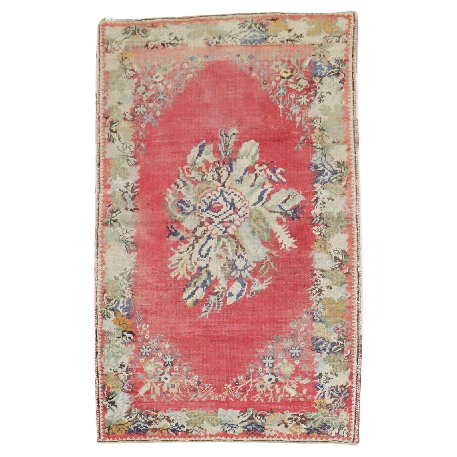 Early 20th Century Pink Turkish Ghiordes Rug Hand-Woven Wool Greco Roman Style: Early 20th Century Pink Turkish Ghiordes Rug Hand-Woven Wool Greco Roman Style This exquisite early 20th-century Turkish Ghiordes rug features a delicate floral motif in a soft pink hue, showcasing th