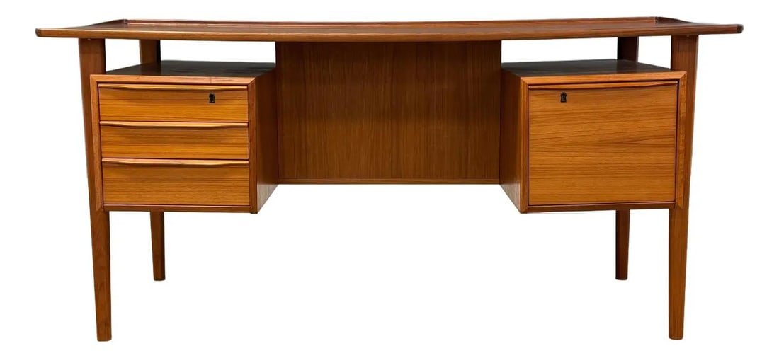 1960s Peter Lovig Nielsen Danish Teak Floating Desk Mid Century Modern: 1960s Peter Lovig Nielsen Danish Teak Floating Desk Mid Century Modern This exquisite mid-century modern floating desk, designed by Peter Lovig Nielsen, showcases a stunning teak finish with a beautif