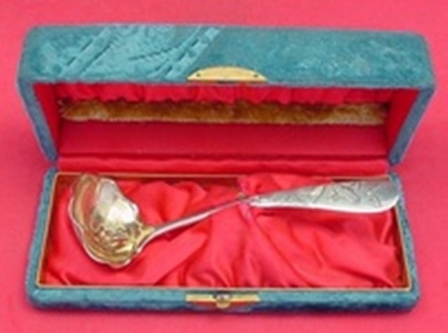 Gorham Knickerbocker Etched Sterling Silver Sauce Ladle with Gold Wash in Box: Gorham Knickerbocker Etched Sterling Silver Sauce Ladle with Gold Wash in Box This exquisite Knickerbocker Etched sauce ladle by Gorham showcases a beautiful gold-washed finish adorned with a morning