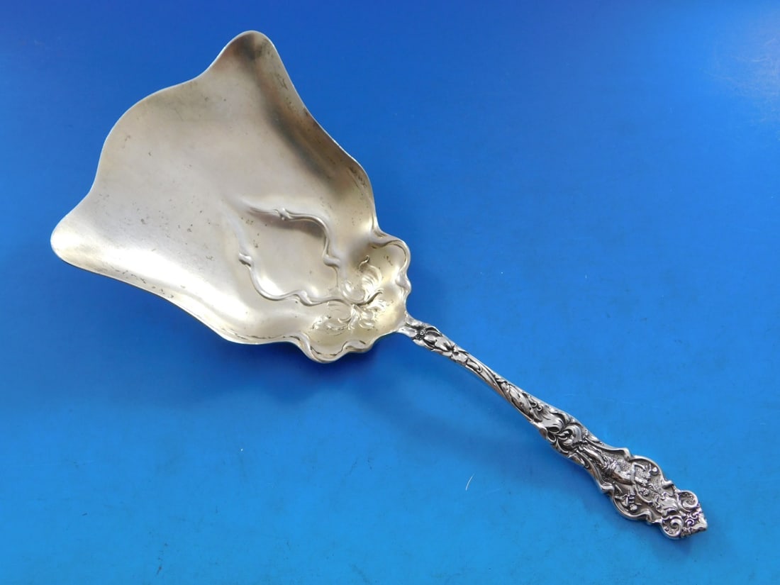 Wallace Irian Sterling Silver Gold Washed Cracker Scoop 7 5/8": Wallace Irian Sterling Silver Gold Washed Cracker Scoop 7 5/8" This exquisite serving piece is a sterling silver cracker scoop from the Irian pattern by Wallace. Measuring 7 5/8 inches, it features a