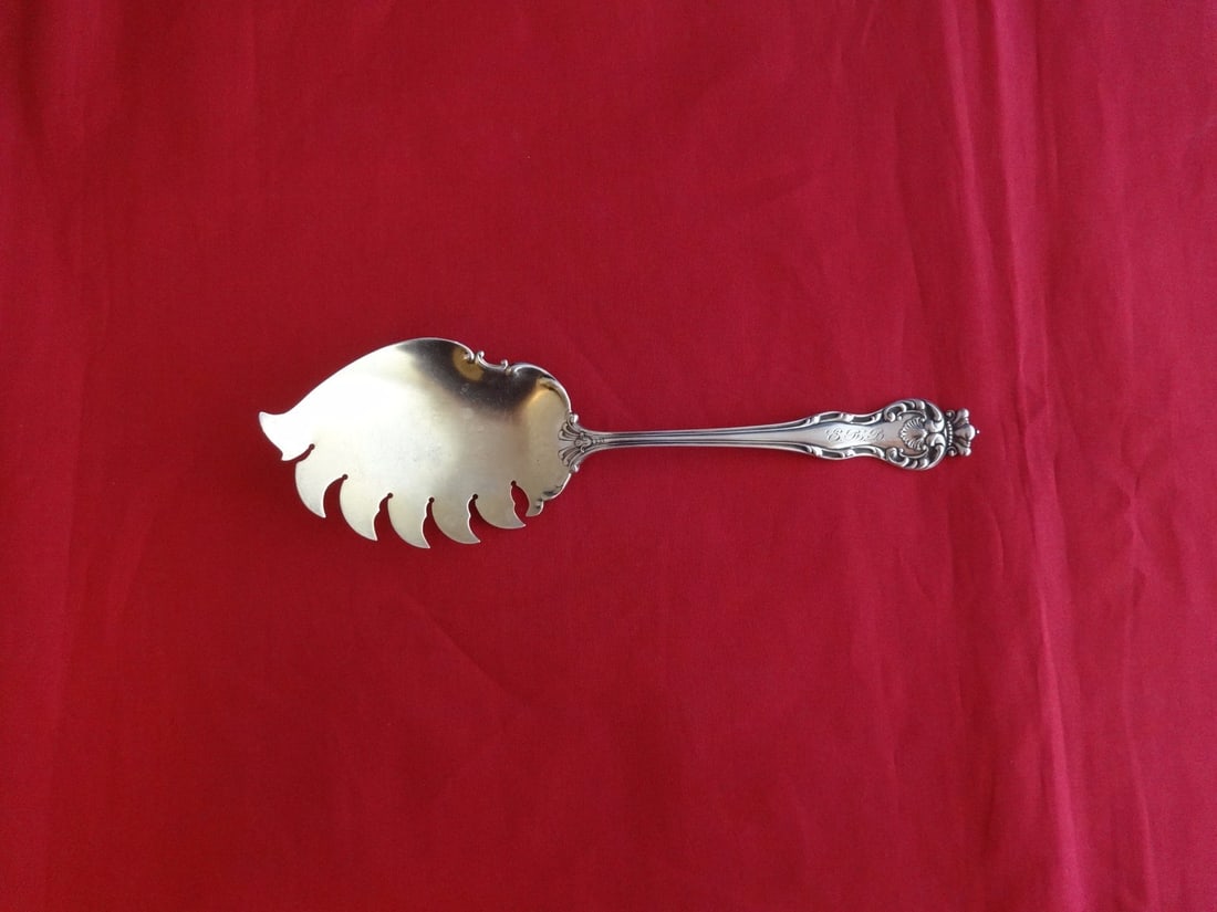 Mount Vernon Howard Queen Sterling Silver Macaroni Server 9 3/8 inches: Mount Vernon Howard Queen Sterling Silver Macaroni Server 9 3/8 inches This exquisite macaroni server from the Queen pattern by Mount Vernon, crafted by Howard, showcases the elegance of sterling silv