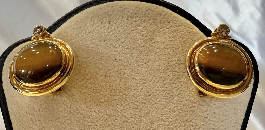 Elizabeth Gage 18K Gold Huggie Stud Earrings with Diamond Tiger's-Eye Quartz: Elizabeth Gage 18K Gold Huggie Stud Earrings with Diamond Tiger's-Eye Quartz Discover the elegance of these Elizabeth Gage earrings, crafted from 18K yellow gold and adorned with colored diamonds and