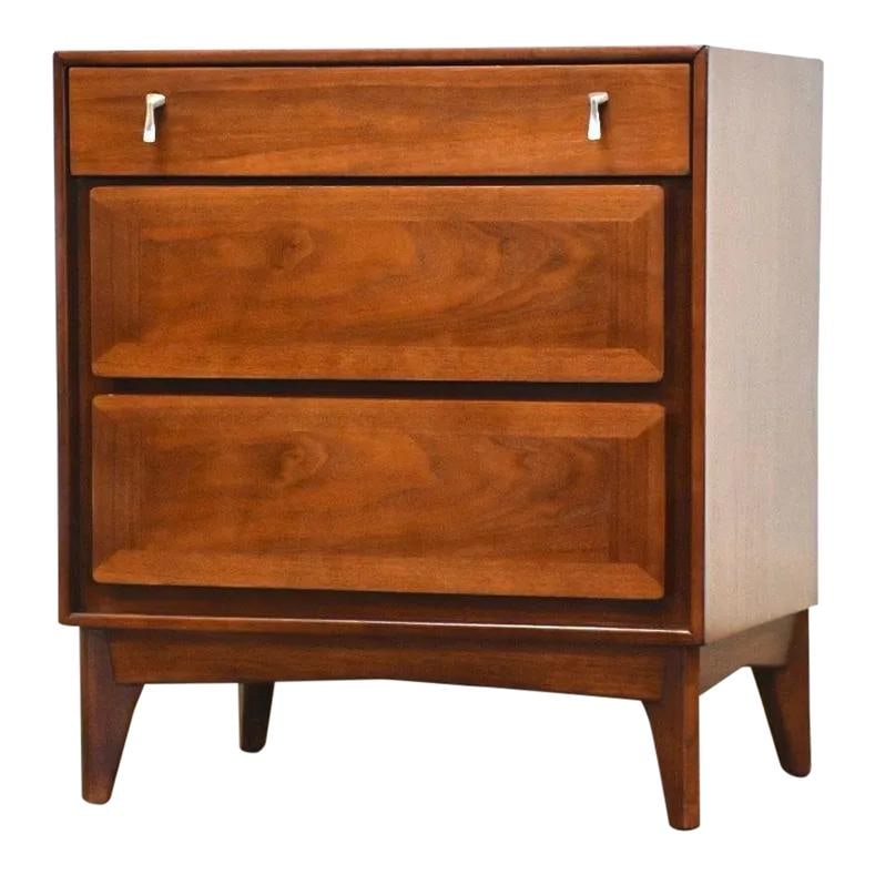 Mid Century Modern Walnut Nightstand by Red Lion 1960s: Mid Century Modern Walnut Nightstand by Red Lion 1960s Discover this elegant mid-century modern nightstand, meticulously refinished to showcase the rich beauty of walnut. Crafted by Red Lion Furniture