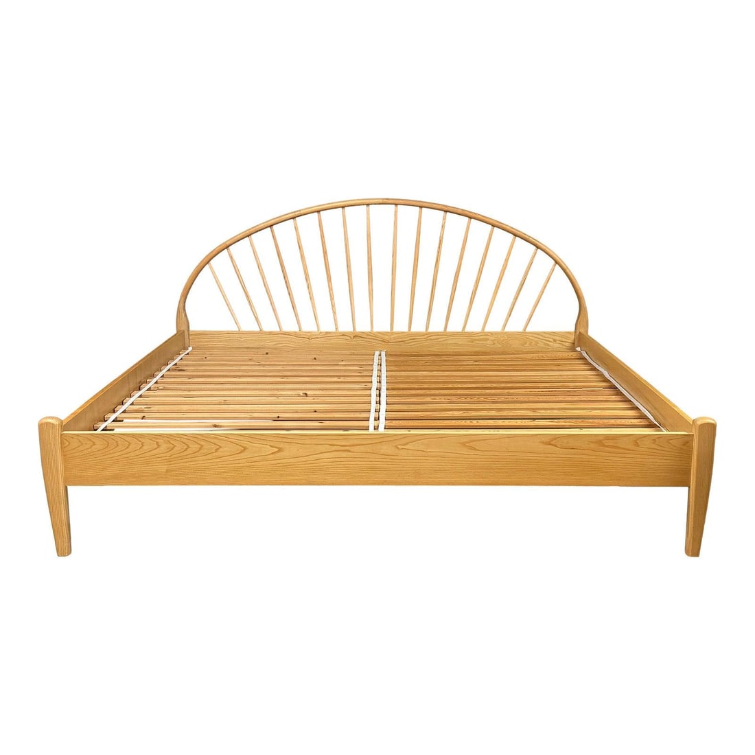 Mid Century Oak King Platform Bed by Jespersen: Mid Century Oak King Platform Bed by Jespersen Experience the elegance of mid-century modern design with this stunning oak king size platform bed, crafted by Jespersen. Featuring a stylish vertical
