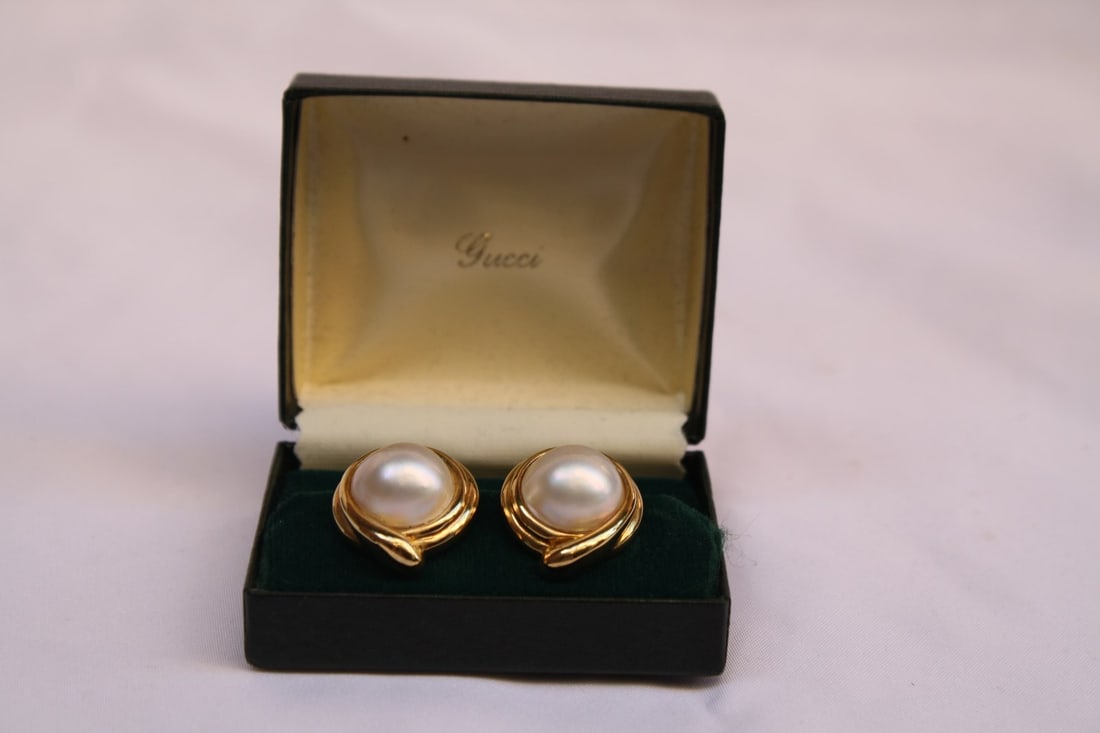 Gucci 18K Gold Mother of Pearl Earrings with Original Box: Gucci 18K Gold Mother of Pearl Earrings with Original Box Elevate your accessory collection with these exquisite Gucci earrings, crafted from 18K gold and featuring stunning mother of pearl. Each earr