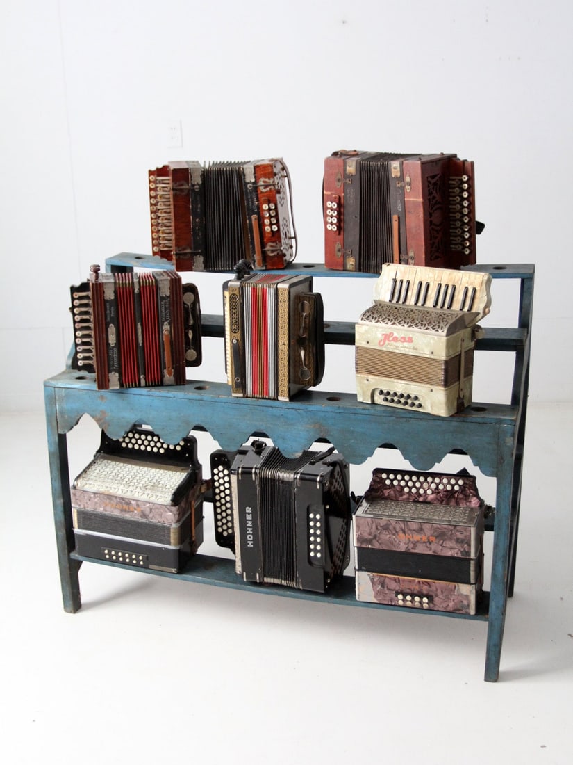 Collection of 8 Vintage Accordions Hohner Milano Koch Klingerthal: Collection of 8 Vintage Accordions Hohner Milano Koch Klingerthal Discover a remarkable collection of eight vintage accordions, featuring five Hohner models, a Milano Organette, an A Koch, and a Hess