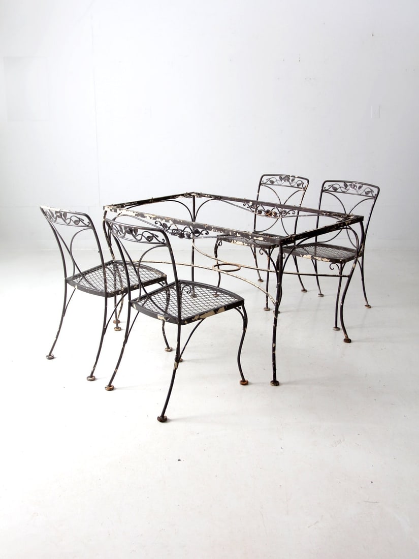 Vintage Black Metal Garden Dining Table Set with Floral Motif: Vintage Black Metal Garden Dining Table Set with Floral Motif Elevate your outdoor dining experience with this charming vintage metal garden table and chairs set. The romantic black patio set features