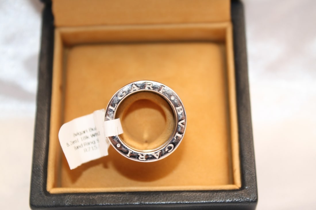 Bvlgari 18K White Gold Wedding Band Size 4.5 with Box: Bvlgari 18K White Gold Wedding Band Size 4.5 with Box This exquisite Bvlgari wedding band is crafted from 18k white gold, showcasing a stunning design perfect for commemorating love and commitment. Th