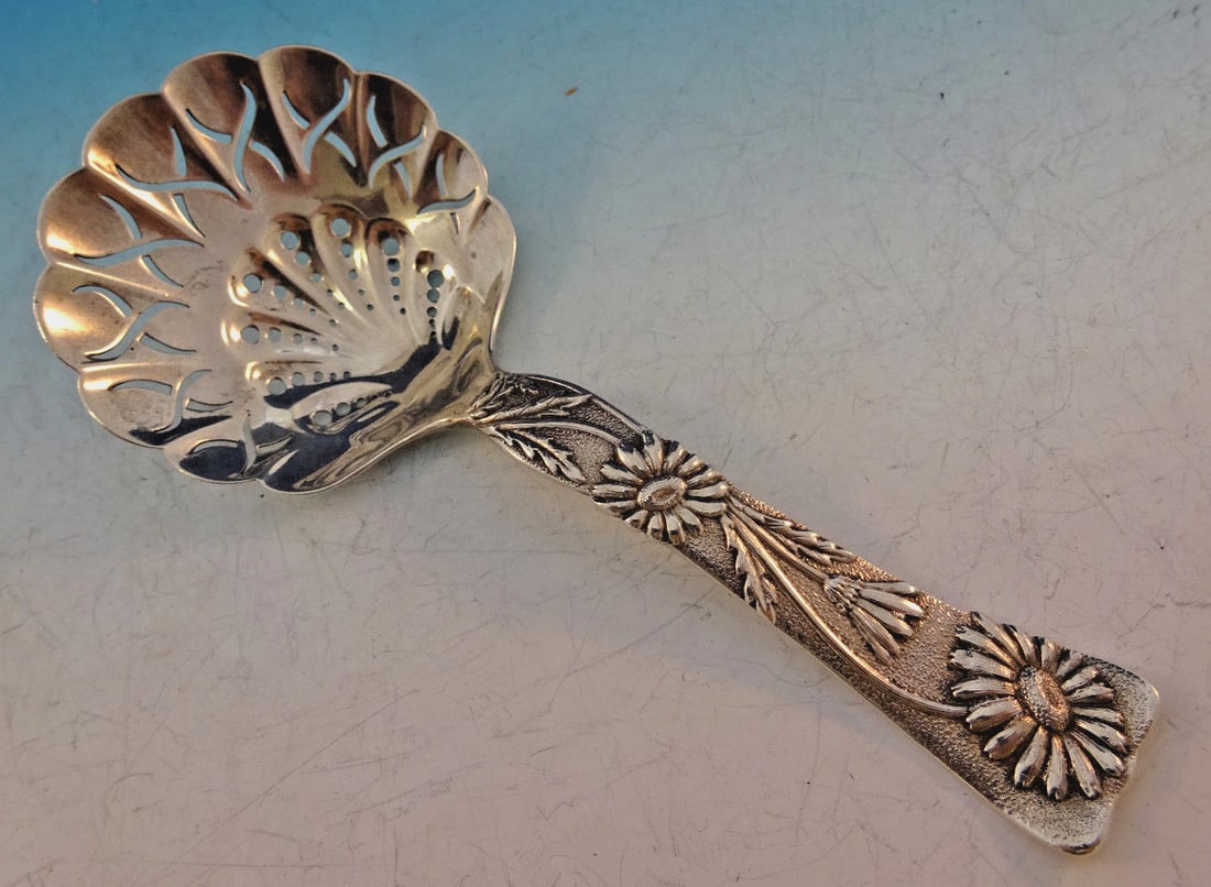 Tiffany & Co Vine Sterling Silver Bon Bon Spoon Rare Daisy Motif: Tiffany & Co Vine Sterling Silver Bon Bon Spoon Rare Daisy Motif This exquisite serving spoon, crafted in sterling silver, showcases the rare daisy motif from the Vine pattern by Tiffany & Co. Dating