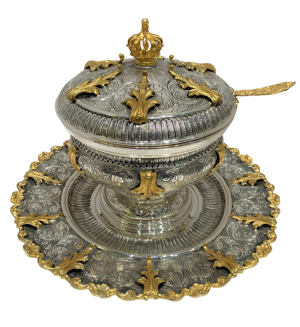 Large 925 Sterling Silver Gilded Leaf Honey Dish Tray Set: Large 925 Sterling Silver Gilded Leaf Honey Dish Tray Set This exquisite honey dish and tray set is crafted from fine 925 sterling silver, showcasing intricate handmade leaf applique designs and chase