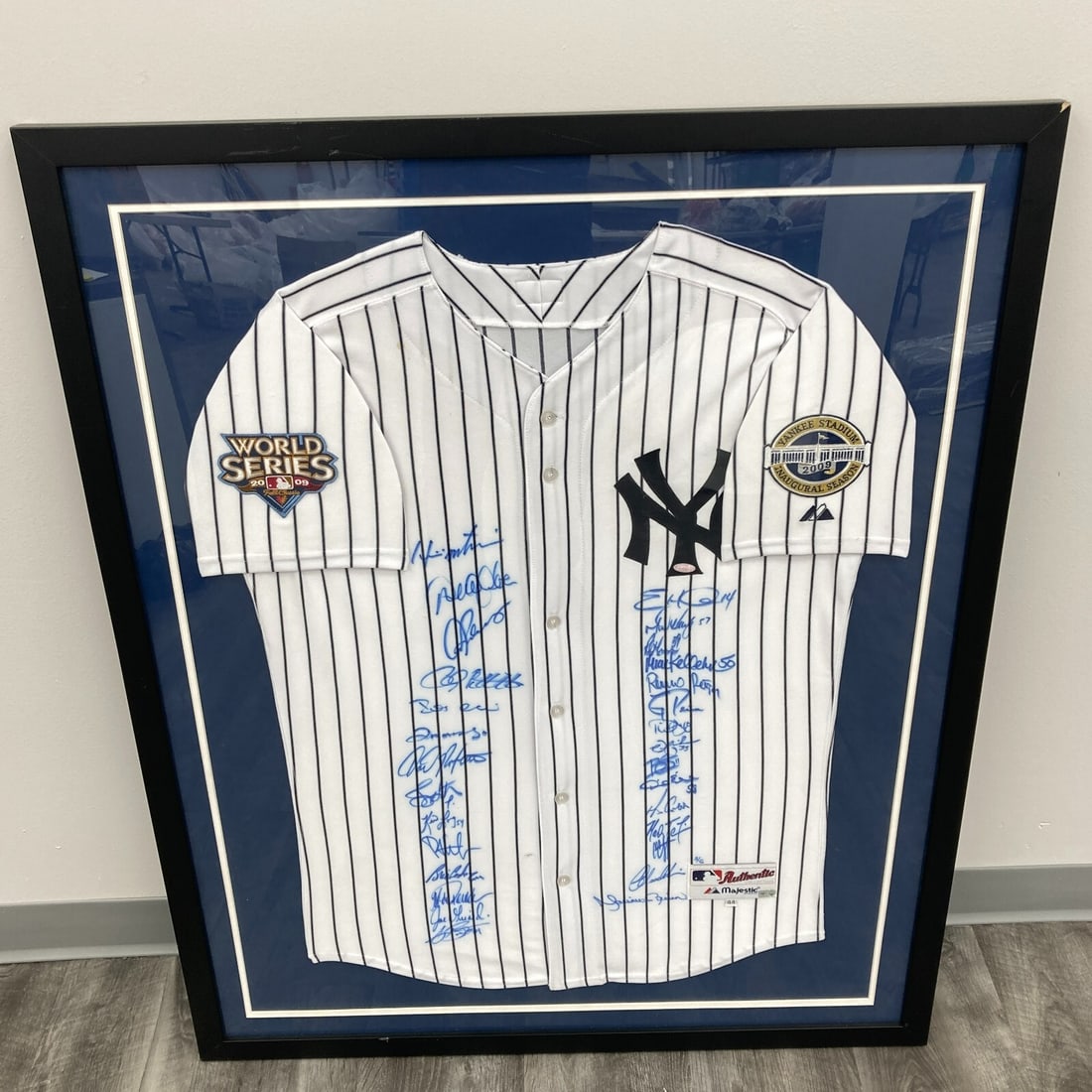 2009 Yankees Team Signed Jersey #3/6 Derek Jeter Steiner Authenticated (1 of 14)