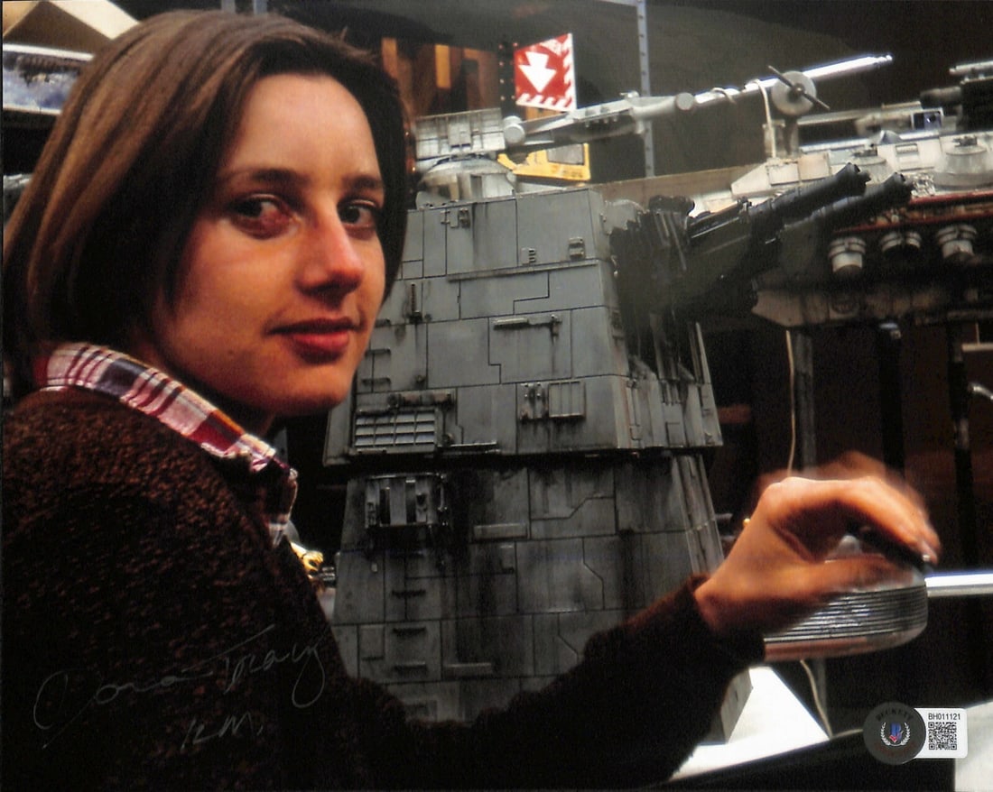 Donna Tracy Signed 8x10 Photo Star Wars Visual Effects Beckett Authenticated: Donna Tracy Signed 8x10 Photo Star Wars Visual Effects Beckett Authenticated This is an original 8x10 color photograph signed by Donna Tracy, a former ILM visual effects artist who contributed to the