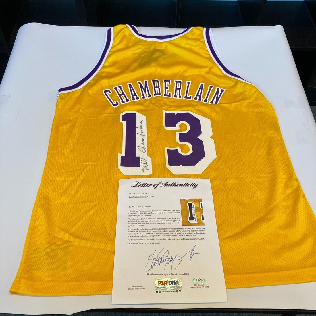 Wilt Chamberlain Autographed Los Angeles Lakers Jersey PSA DNA COA: Wilt Chamberlain Autographed Los Angeles Lakers Jersey PSA DNA COA This is an authentic Los Angeles Lakers jersey signed by legendary basketball player Wilt Chamberlain. The jersey features a full let