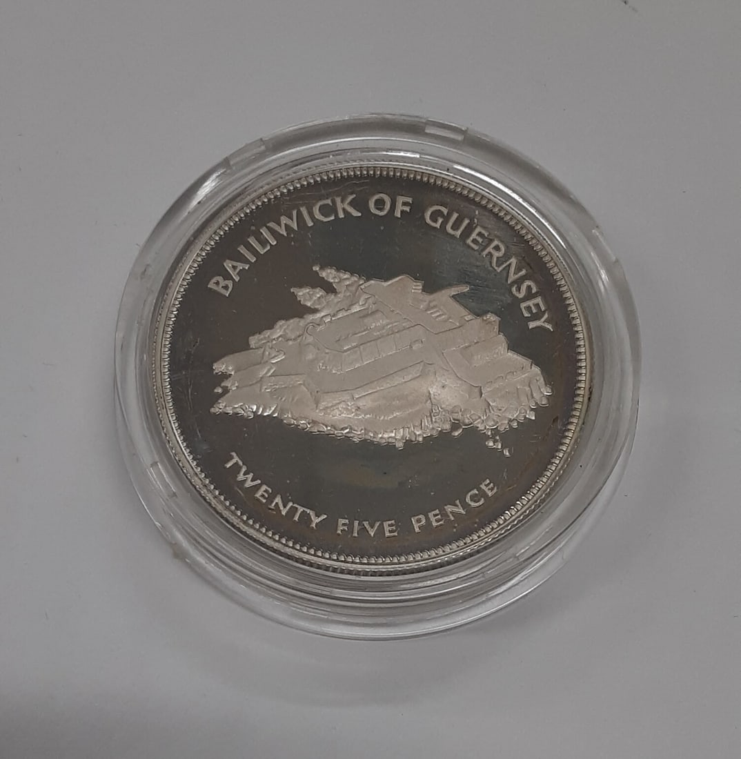 1977 Guernsey Silver Proof 25 Pence Coin Queen's Jubilee OGP with COA: 1977 Guernsey Silver Proof 25 Pence Coin Queen's Jubilee OGP with COA This is a 1977 Guernsey 25 Pence silver proof coin, issued to commemorate the 25th anniversary of Queen Elizabeth II's ascension t