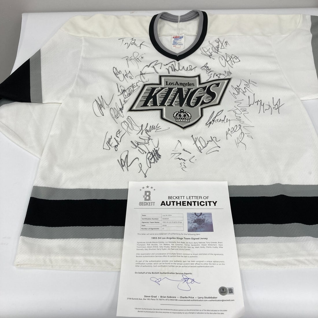 Wayne Gretzky Signed 1993-94 Kings Jersey with Beckett COA: Wayne Gretzky Signed 1993-94 Kings Jersey with Beckett COA Celebrate hockey history with this original Los Angeles Kings jersey signed by 25 members of the iconic 1993-94 team. Notable signatures incl