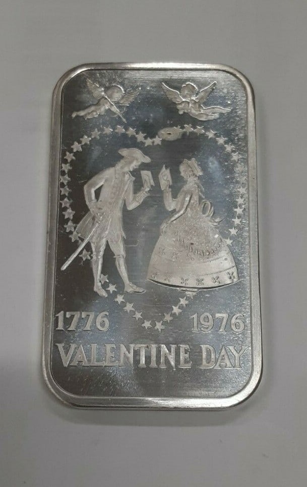 1976 Valentine's Day Silver Bar 1 Troy Ounce Madison Mint .999 Fine: 1976 Valentine's Day Silver Bar 1 Troy Ounce Madison Mint .999 Fine This collectible silver bar from Madison Mint commemorates Valentine's Day 1976 and features a design inspired by the U.S. Bicentenn