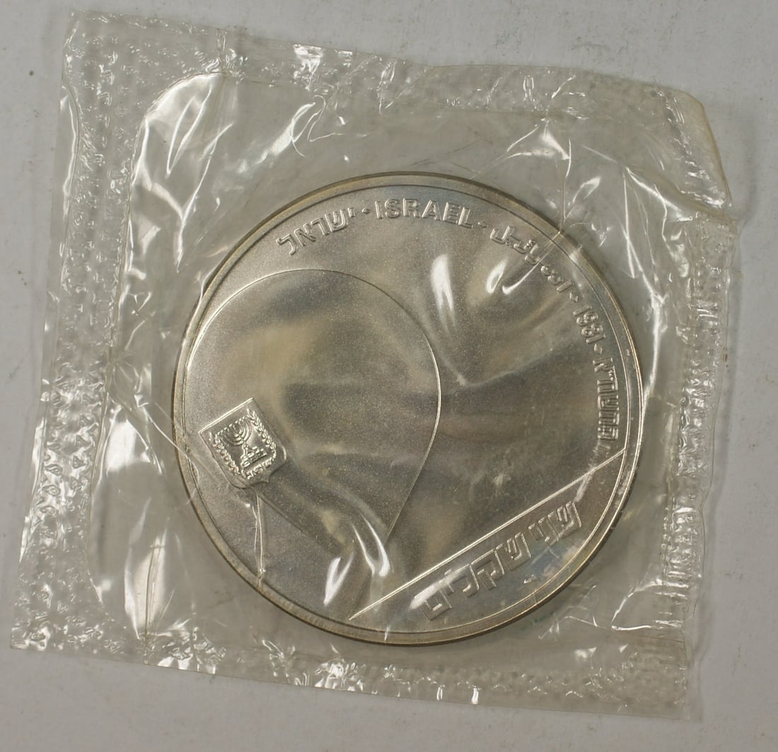 1981 Israel 2 Sheqels Silver Coin 33rd Independence Day BU in Holder: 1981 Israel 2 Sheqels Silver Coin 33rd Independence Day BU in Holder This 1981 Israel 2 Sheqels Silver Brilliant Uncirculated commemorative coin celebrates the 33rd Independence Day with the theme "th