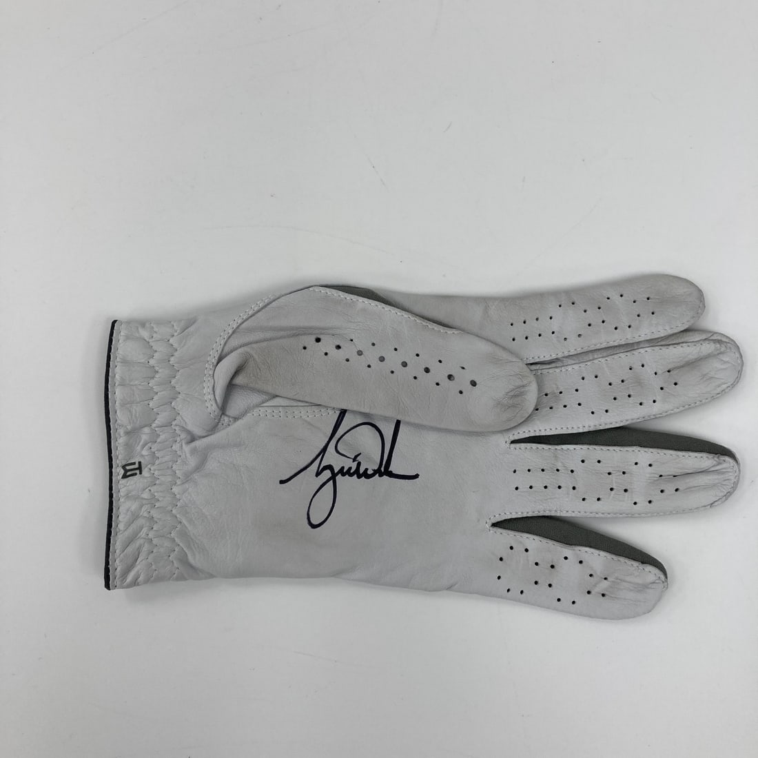 Tiger Woods Signed Nike TW Golf Glove with PSA DNA COA & UDA Hologram (1 of 7)