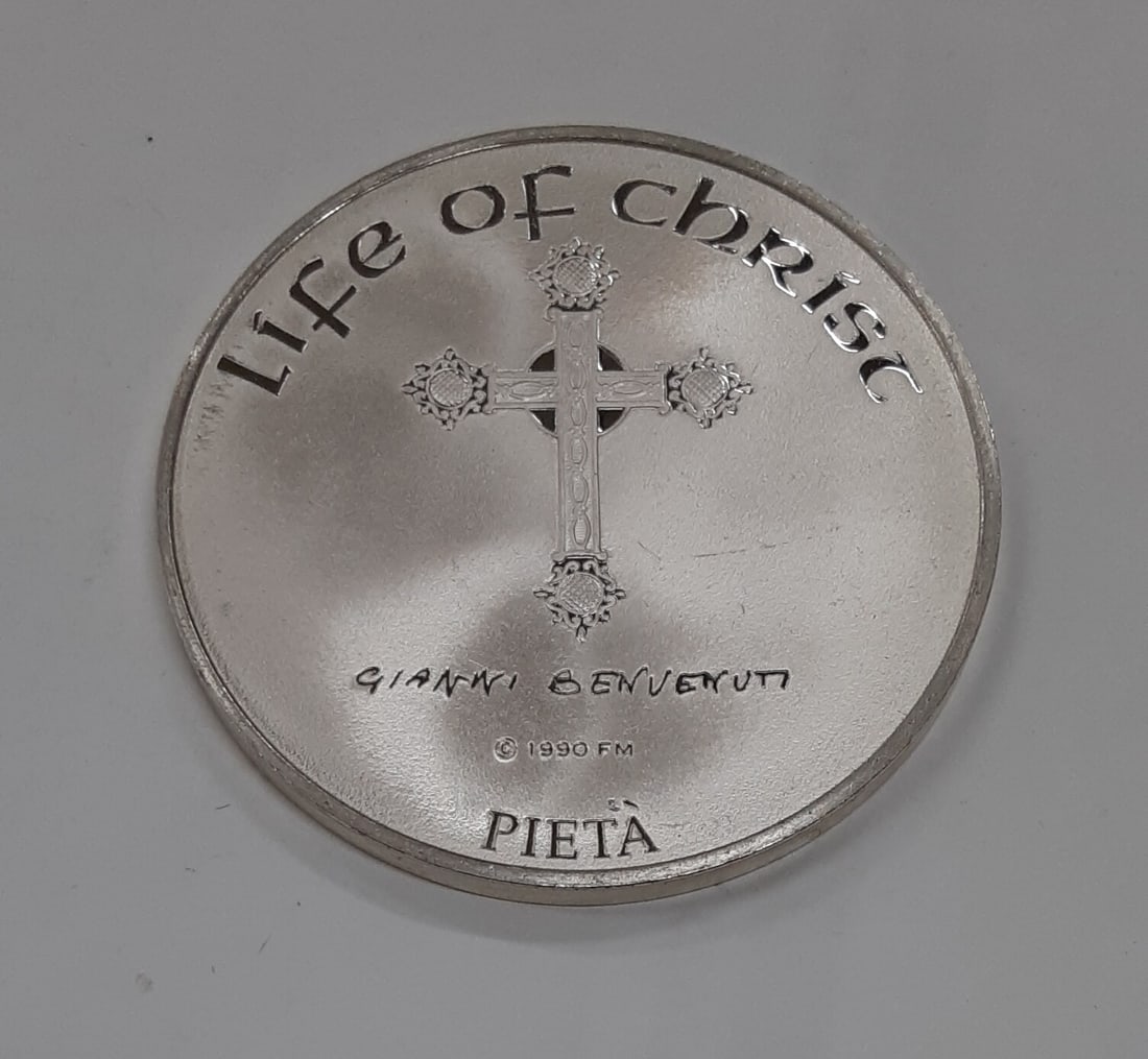 Life of Christ Pieta Sterling Silver Medal by Benvenuti from Franklin Mint: Life of Christ Pieta Sterling Silver Medal by Benvenuti from Franklin Mint This Franklin Mint Life of Christ medal features the artwork of Gianni Benvenuti and depicts the Pieta. Produced in the 1990s