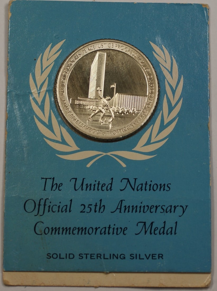 Silver Medal Marking 25th United Nations Anniversary 1970 Franklin Mint: Silver Medal Marking 25th United Nations Anniversary 1970 Franklin Mint This 1970 Franklin Mint silver commemorative medal marks the 25th anniversary of the United Nations. It was produced in the Unit