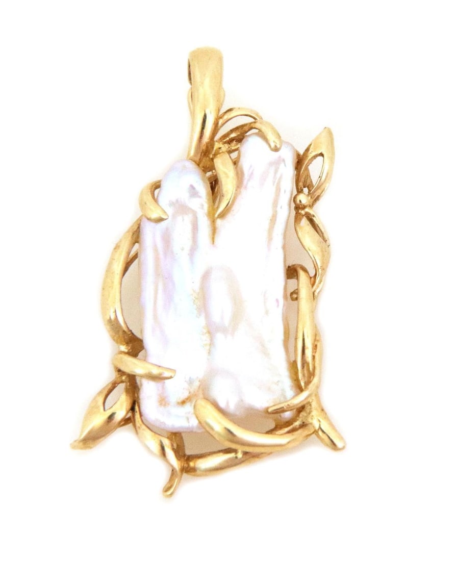 Elegant 14k Yellow Gold Leaf Frame Pendant with Free Form Pearl: Elegant 14k Yellow Gold Leaf Frame Pendant with Free Form Pearl This exquisite pendant features a stunning free-form pearl set within a beautifully designed 14k yellow gold fancy leaf frame. The intri