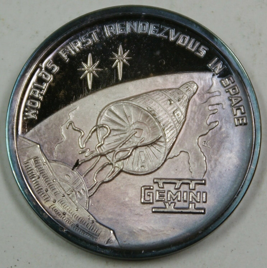 Gemini 6 Silver Medal by International Mint Honoring U.S. Space Mission: Gemini 6 Silver Medal by International Mint Honoring U.S. Space Mission This Gemini 6 commemorative silver medal honors the history of American men in space. The reverse side features the astronauts i