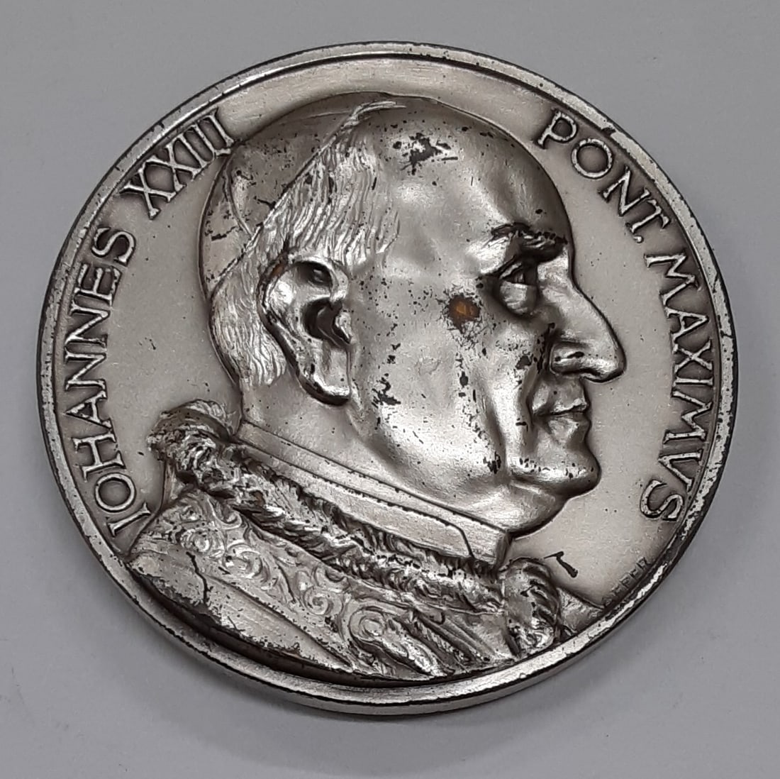 Commemorative Medal Honoring Pope John XXIII Circulated Toned Vintage: Commemorative Medal Honoring Pope John XXIII Circulated Toned Vintage This vintage commemorative medal honors Pope John XXIII and features high relief detail. The medal has been circulated and display