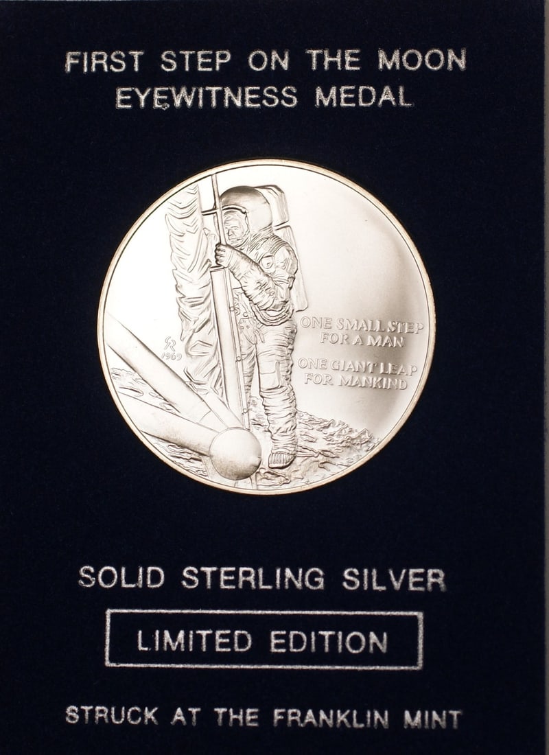 Apollo 11 First Step Limited Edition Sterling Silver Medal by Franklin Mint: Apollo 11 First Step Limited Edition Sterling Silver Medal by Franklin Mint This limited edition Franklin Mint "Apollo 11 First Step on the Moon" medal is crafted in 0.925 sterling silver. The uncircu
