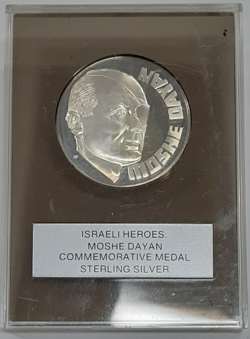 Moshe Dayan Sterling Silver Commemorative Medal in Holder 0.925 Proof-Like: Moshe Dayan Sterling Silver Commemorative Medal in Holder 0.925 Proof-Like This un-used Franklin Mint sterling silver medal features a portrait of Moshe Dayan, the former Defense Minister of Israel, o