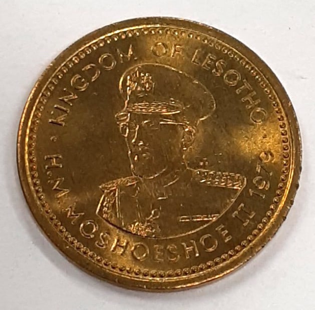 Roll of 25 Uncirculated 1979 Lesotho 1 Sente Nickel-Brass Coins KM16: Roll of 25 Uncirculated 1979 Lesotho 1 Sente Nickel-Brass Coins KM16 This is a roll of 25 uncirculated 1979 Lesotho 1 Sente coins, composed of nickel-brass. The coins are identified as KM#16 and remai