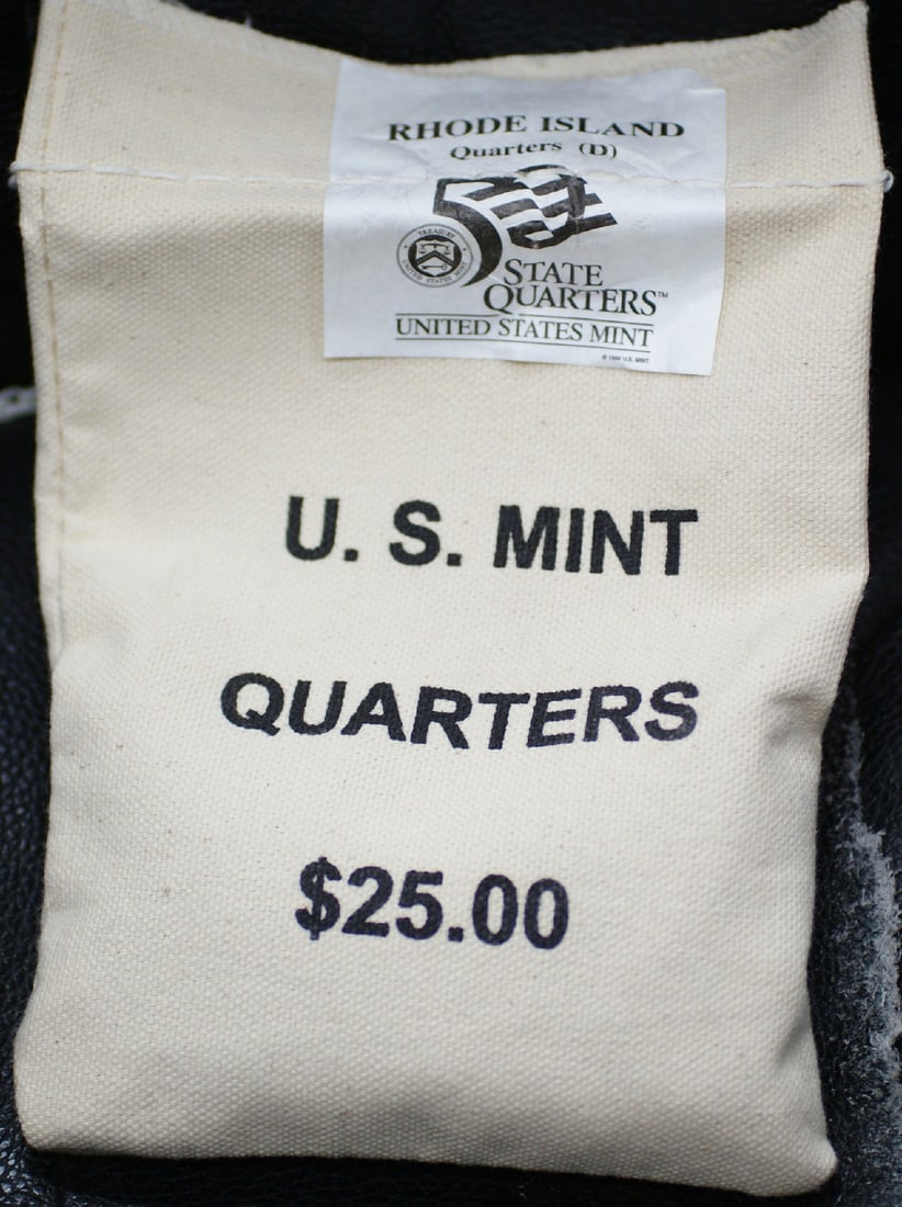 2001-D Rhode Island State Quarters 100 Uncirculated Coins in Original US Mint Bag: 2001-D Rhode Island State Quarters 100 Uncirculated Coins in Original US Mint Bag This is a $25 U.S. Mint sewn bag containing 100 brilliant uncirculated 2001-D Rhode Island Statehood quarters. The coi