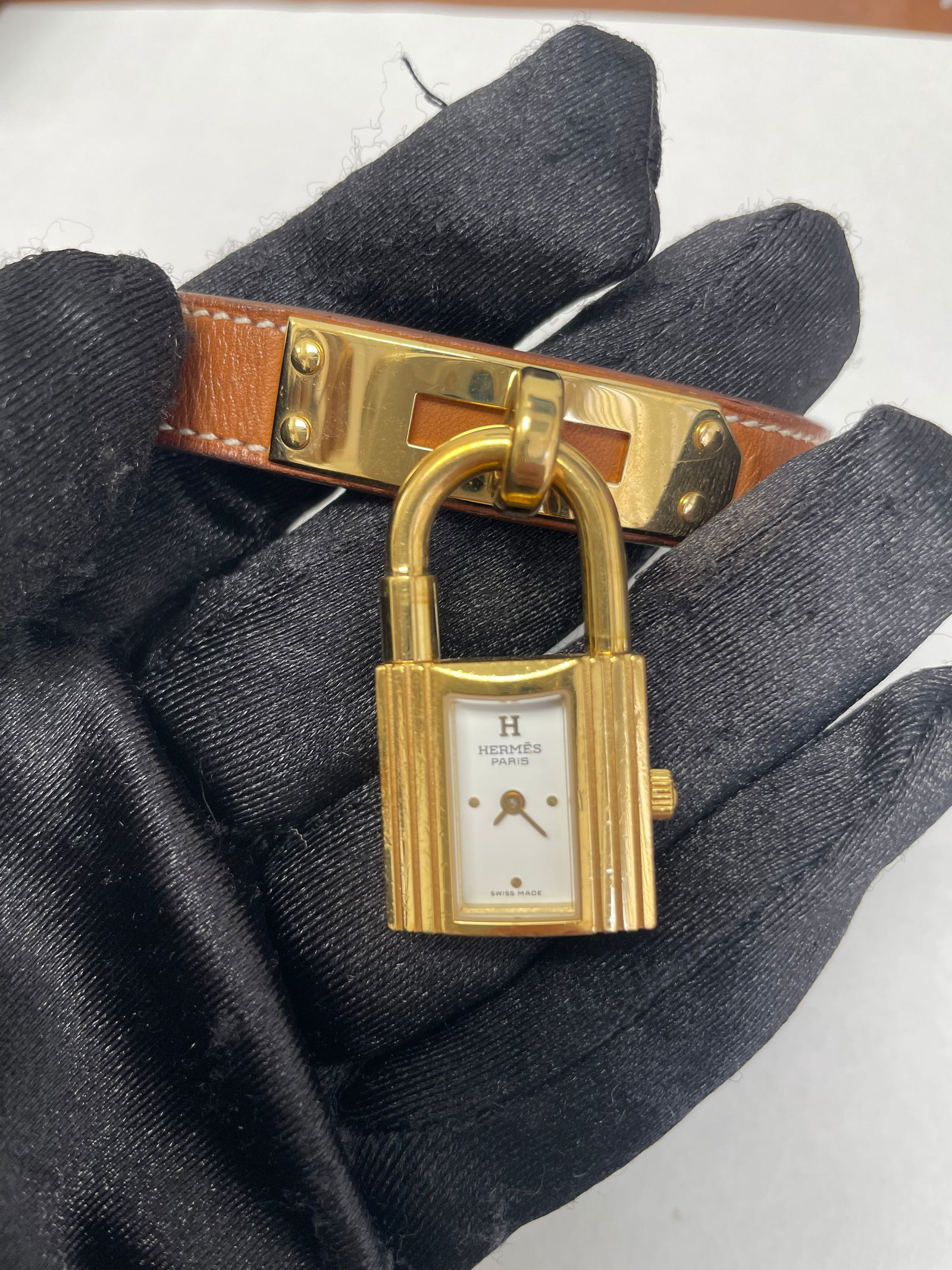 Kelly Collection Hermes Ladies Watch Leather Band Ref KE1.201.170 Papers 2011: Kelly Collection Hermes Ladies Watch Leather Band Ref KE1.201.170 Papers 2011 This Hermes Kelly watch features a white dial and is paired with a leather bracelet. The timepiece is designed for ladies